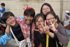 고사리 손길 모여 온정을 이루다