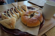 [소소(小笑)한 일상 동네빵집의 갓 구워낸 빵 맛보기]이 세상에 단 하나밖에 없는 쫄깃 폭신 촉촉한 빵