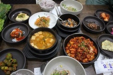 [이레우렁쌈밥]유기농 채소, 고소한 우렁쌈장, 갓 지은 솥밥의 찰떡 궁합