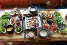 [맛&멋 갈현동 우렁쌈밥 참나무 바비큐 전문점 ‘여울목’]매일 도정한 추청쌀로 지은 돌솥밥 “밥맛이 꿀맛!”