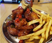 [깔끔한 인테리어에 맛 까지, 치킨카페]이젠 치킨도 커피처럼 ‘카페’에서 즐기다!