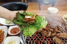 “제주산 생고기로 쫄깃하게 구운 돼지갈비, 맛있겠쥬~?”