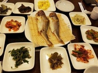 시원한 녹차에 밥 말아 보리굴비 곁들이니 피서가 따로 없네