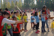 [현장취재_ 서울 양명초등학교 ‘장터에서 즐기는 옛 놀이 한마당, 밖에서 놀자!’]엄마 아빠와 함께 즐기는 전래놀이, 즐거움이 한가득!