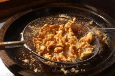 겉은 바삭하고 속은 부드러운 ‘노랑통닭’