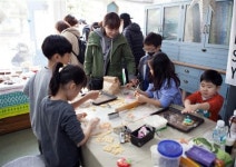 [마을 예술인들이 만든 ‘제1회 내손아트마켓’ 현장을 가다!]한적한 동네 골목이 봄 햇살과 사람, 예술로 물들다…