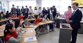 문 대통령 학교방문, 교육부 소외?