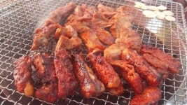 “숯불에 구워 담백하고 더 부드러운 닭고기 맛보세요!”