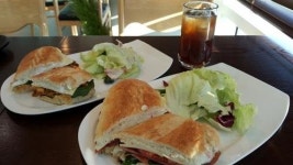 경치 좋은 도심에서 즐기는 여유로운 브런치