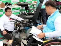 휠체어 수리기술 겨룬 이색 경연대회