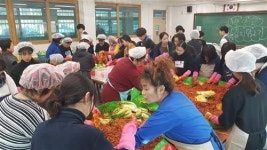 [현장취재 - 2017 백암고 나눔 김치담그기 행사]“맛있는 김치로 나누는 이웃 사랑”