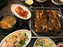 돼지갈비 먹으며 화기애애하게 모임하기 딱 좋아요