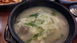 가마솥에서 끓이는 사골 육수 ‘참조은 순대국’
