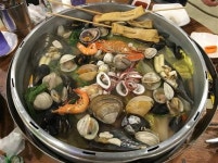 싱싱한 해물이 한상 가득 푸짐해요~