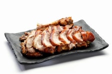 국내산 생 족발을 당일 삶아내 부드럽고 담백한 맛 일품~