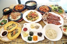 8가지나물에 쓱쓱 비벼 먹는 건강 담은 보리밥