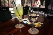 [우리 동네 와인카페]입에서 풍기는 향긋함, 오늘 와인 한 잔 어때?