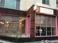 직접 볶은 원두로 내린 커피 한 잔 더 드려요