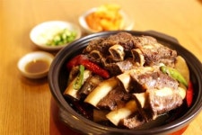 자가제면과 진한 육수가 어우러진 고품격 함흥냉면