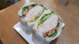 합리적인 가격의 푸짐한 샌드위치