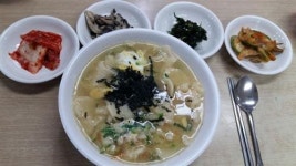 손 수제비가 일품인 동네 맛집 ‘강원식당’