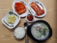 콜라겐이 풍부한 건강식 사골육수, 신사역 맛집 ‘천지인설렁탕’