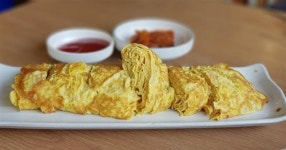 김치찌개와 계란말이의 조화 ‘장꼬방묵은김치찌개’
