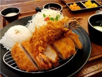 쫄깃한 면발과 바삭한 돈가츠의 환상적 만남