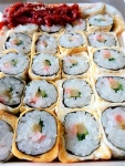 장아찌와 함께 먹는 계란옷 입은 김밥