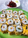 장아찌와 함께 먹는 계란옷 입은 김밥