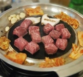 실내포차 분위기의 소고기 전문점 ‘미미갈비’