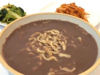 따끈한 칼국수 한 그릇에 맛과 영양을 모두 담았어요
