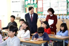 [인터뷰│설동호 대전시교육감 미래교육을 말하다] 창의 융합형 인재 양성을 위한 21세기형 교실 만들 것