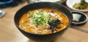 쫄깃한 메밀 면에 살짝 얼려 나온 육수가 시원함을 더해요~