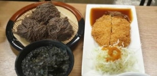 쫄깃한 메밀 면에 살짝 얼려 나온 육수가 시원함을 더해요~