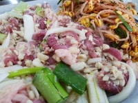 생오리와 굵게 다진 마늘의 맛깔스러운 조화