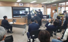 [미래교육을 준비하는 학교 | ② 원격수업, 위기를 넘어 미래교육 기회로] 쌍방향 심화수업, 학습손실 줄이고 소통과 공감능력 높여