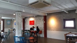 인더스트리얼 풍의 가구 카페 ‘브라운핸즈’