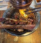 짚불로 향을 입힌 우대갈비 맛집, 대화동 ‘꼬기89’