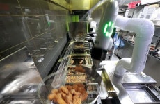 로봇이 닭 튀기는 시대 성큼