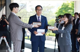 '돈봉투 의혹' 이성만 검찰 출석