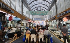 시장서 해산물 구입 즉석에서 구워먹는다