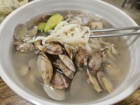 오랜 전통의 청담역 맛집 ‘화평칼국수보쌈왕만두’