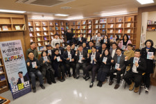 동네서점·카페서…이색 출판기념회 ‘눈길’