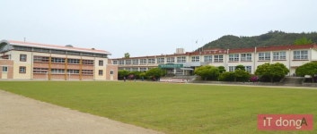 책과 아이패드를 함께 보는 아이들 - 전남 영광 불갑초등학교