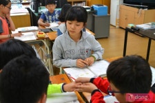 책과 아이패드를 함께 보는 아이들 - 전남 영광 불갑초등학교