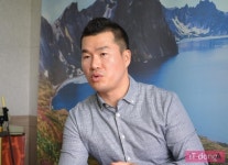 책과 아이패드를 함께 보는 아이들 - 전남 영광 불갑초등학교
