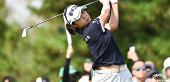 ‘가을 여왕’ 김수지, 단독 선두...타이틀방어 청신호 [KLPGA]