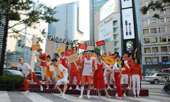 에스팀 이스튜디오X뷰티 브랜드 헤라,핫 플레이스에서 깜짝 런웨이 눈길!