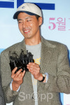 조인성, 민낯 자신감 모자 눌러쓰고